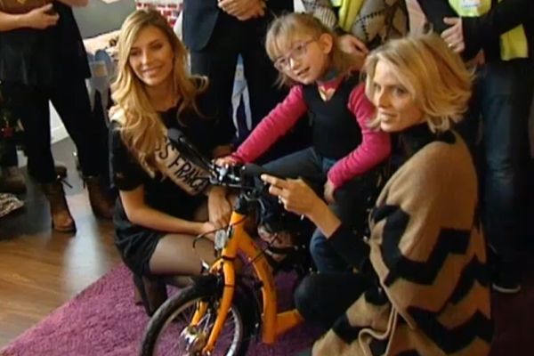 Camille Cerf et Sylvie Tellier ont rendu visite aux enfants malades de l'hôpital d'Arras