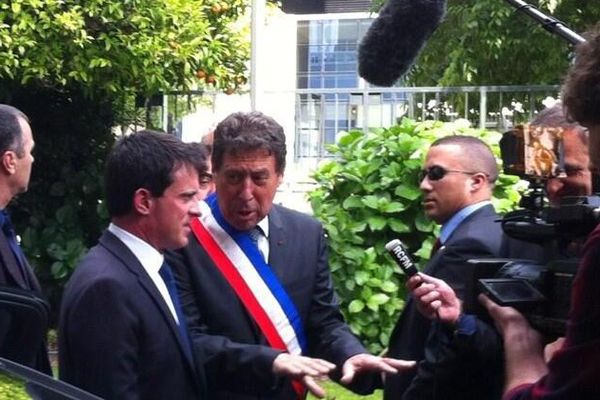 Le ministre de l'Intérieur à son arrivée à l'hôtel de ville de Bastia le 3 juin 2013 à 16 heures