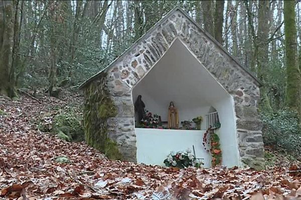 L'oratoire dédié à Saint Psalmet se trouve au cœur de la forêt de Grigeas à Domps