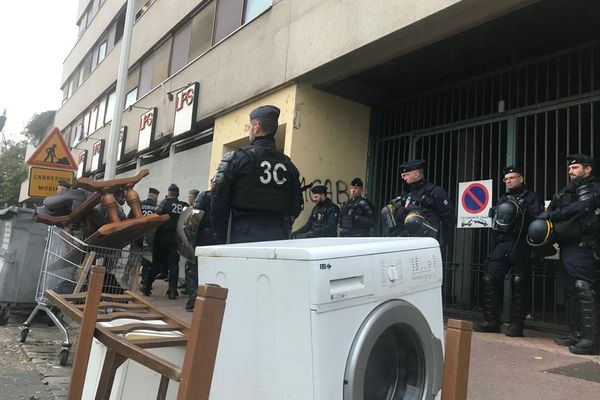 La police est arrivée sur place dès six heures, ce lundi 30 octobre, pour encadrer l'évacuation de squat "Pyramide".