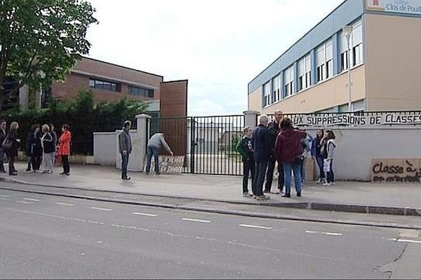 Parents et élèves rassemblés mardi 28 mai 2013 devant l'entrée du collège Clos de Pouilly, à Dijon