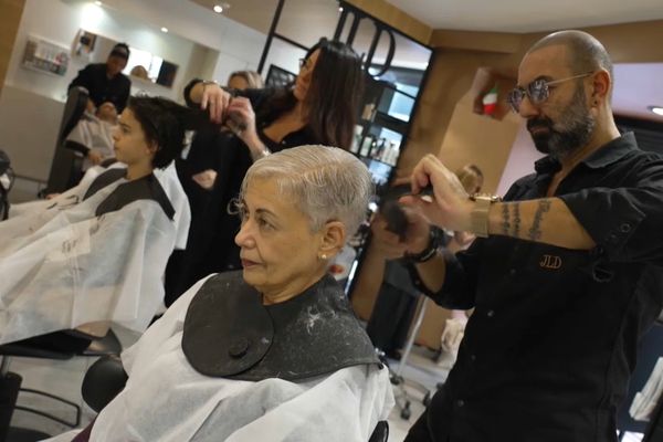 Les clients se pressent avant les fêtes dans les salons de coiffure.