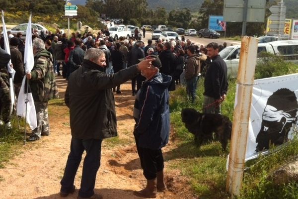 Défenseurs de l'environnement et mouvements politiques se mobilisent dimanche 21 avril contre l'aménagement de l'espace remarquable de la Testa Ventilegna à Figari