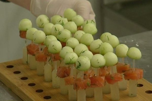 Des petits-fours destinés à un cocktail, en cours de fabrication chez Erisay Réceptions à Saint-Aubin-sur-Gaillon (Eure). 