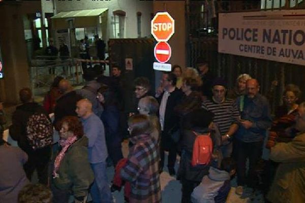 Une quarantaine de militants associatifs, politiques ou "simple citoyens" ont manifesté jeudi soir devant la caserne de police Auvare à Nice.