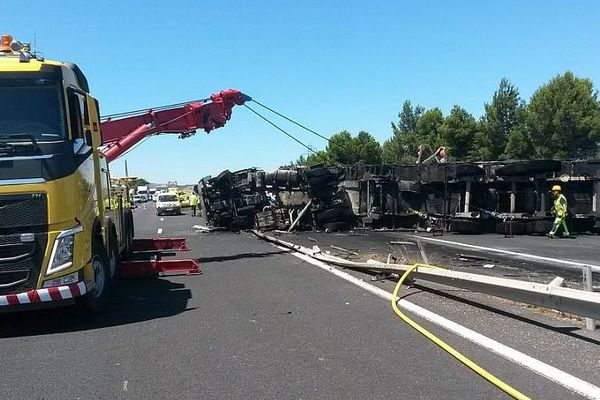 A9 - un camion en feu bloque l'autoroute durant 3 heures dans les 2 sens occasionnant un important bouchon - 4 juillet 2017.