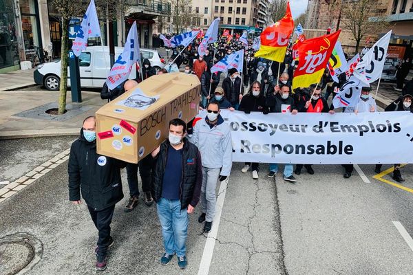 Près de 800 personnes, salariés de l'usines Bosch et leurs soutiens, ont défilé au départ de l'esplanade des Rutènes à l'appel des trois organisations syndicales de l’usine. 