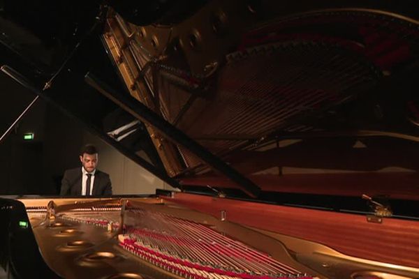 Olivier Korber lors d'un récital donné dans l'auditorium de sa banque, à Paris.