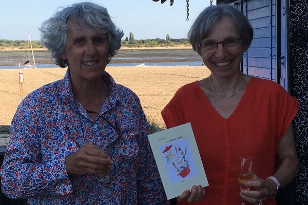 L'auteure Colette Poisson (à gauche) et l'éditrice Christiane Lafitte ( à droite) lors de la présentation du livre "La cuisine de Claudie", à la Cabane 52, à Arcachon.