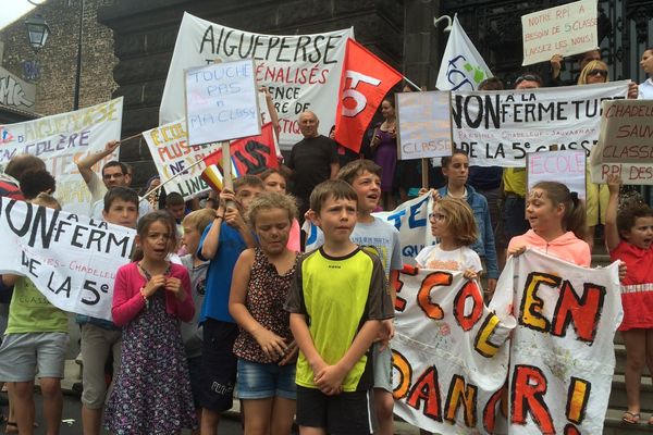 Les parents d'élèves ont manifesté avec leurs enfants devant la préfecture.