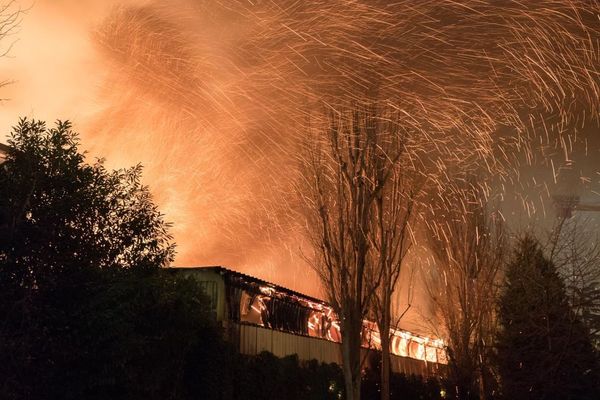 L'incendie d'un entrepôt de 4 500 m2 à Clamart a provoqué l'intervention de 130 pompiers, avec 30 véhicules et 10 lances, dans la nuit du vendredi 25 au samedi 26 janvier. 