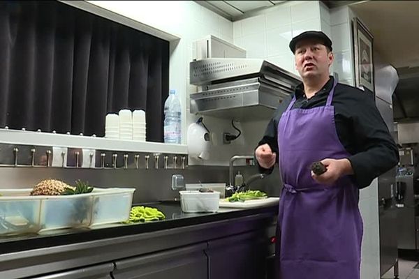 Thierry Merville dans la cuisine de son restaurant La Table des Merville