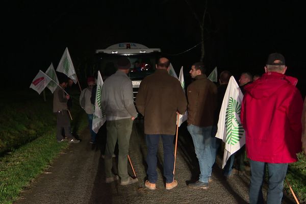 Les producteurs ont bloqué l'arrivée d'un camion de collecte Lactalis pour peser sur les négociations du prix du lait