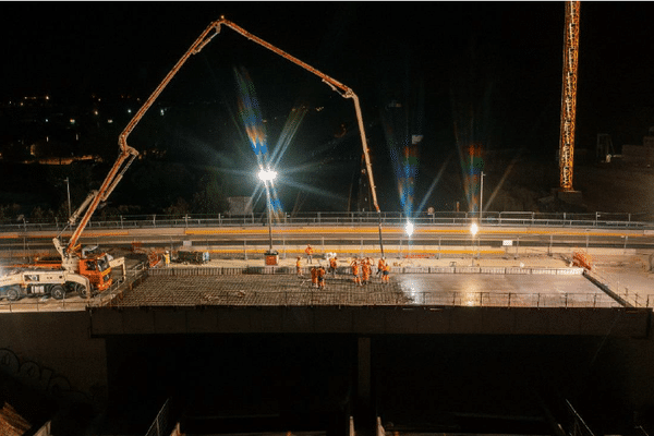 La construction du nouveau pont qui enjambera l’autoroute A709, au niveau de la route de Vauguières sur la commune de Montpellier, se poursuit en ce mois de juin. Ce nouvel ouvrage permettra le passage du tramway entre Odysseum et la gare Montpellier Sud-de-France. La construction de ce pont entre dans une nouvelle phase avec des travaux de finitions. Cette opération nécessite des modifications de la circulation sur l’A709, au cours de la nuit du 27 au 28 juin 2024.