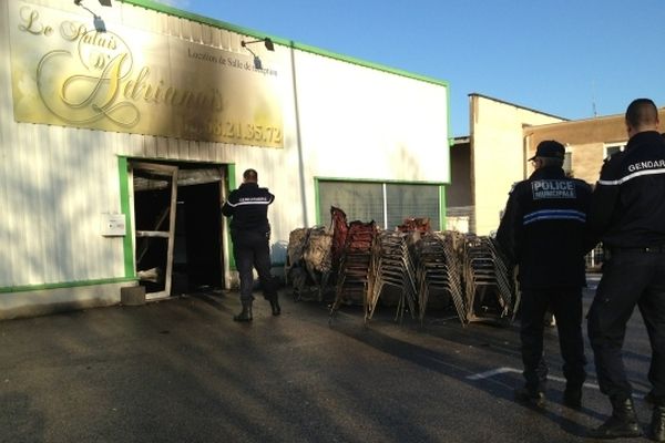 Les gendarmes effectuent des relevées devant la salle qui a brûlé.