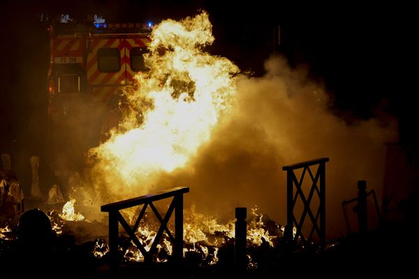 Une voiture incendiée à Nanterre (92) lors des émeutes consécutives à la mort de Nahel