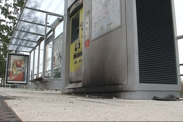 L'abribus de la station de Pontanézen, où a eu lieu l'attaque aux jets de projectiles et aux cocktails molotov dans la nuit de samedi à dimanche.