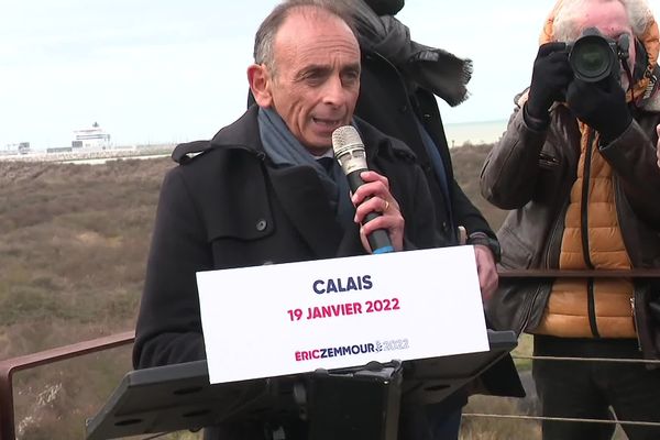 Le candidat d'extrême-droit Eric Zemmour en visite à Calais, le 19 janvier 2022.