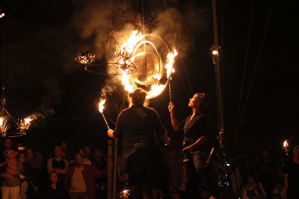 Un spectacle de feu tout en poésie avec la compagnie Carabosse et leur nouvelle représentation "Par les temps qui courent... Carnet de voyages", au Festival de théâtre de rue d'Aurillac. 