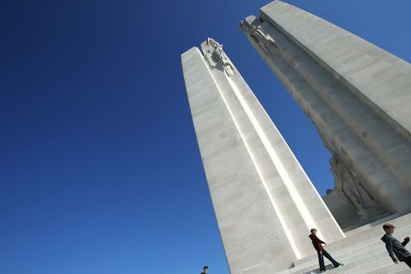 Le deux pylônes du mémorial de Vimy représentent la France et le Canada. 