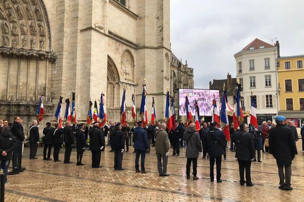 Obsèques de Marie-Louise Fort à Sens : sur le parvis de la cathédrale où a lieu la cérémonie