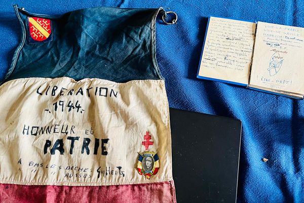 Un drapeau français cousu main par un petit garçon de douze ans