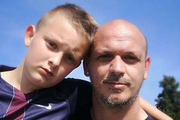 Ryan Thomas, 11 ans, à l'origine de la cagnotte, et son papa Claude.