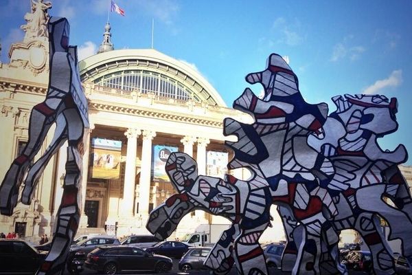 Une oeuvre de Jean Dubuffet devant le Grand Palais pour l'ouverture de la Fiac