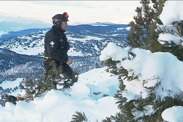 Un pisteur de la station de ski des Angles en train de préparer un tir préventif d'avalanche