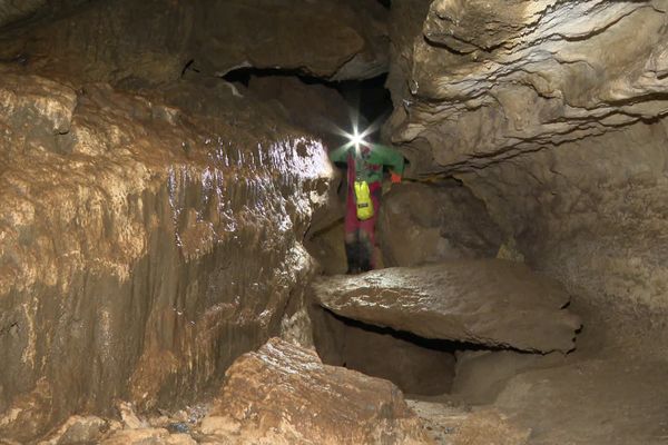 Exploration souterraine dans une grotte du Pays basque.