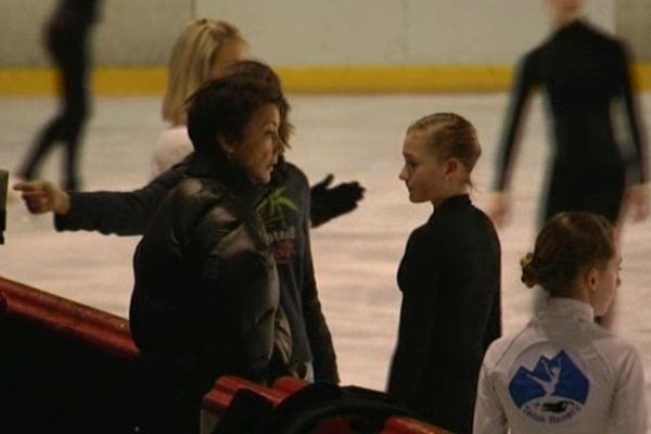 Au club de patinage d'Annecy, 25 espoirs s'entraînent chaque jour sur la glace. 