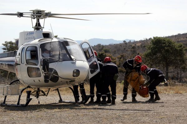 Une quinzaine de sapeurs-pompiers, aidés par un hélicoptère, ont pu sauver un homme de 50 ans.