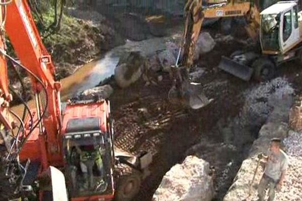 Les travaux d'enrochement le long du Pansard à Lalonde-les-Maures ce vendredi.