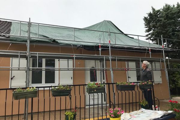 Beaucoup d'habitations dans l'Allier n'ont encore qu'une bâche en guise de toit alors que de nouvelles intempéries s'abattent sur le département depuis samedi 25 juin.