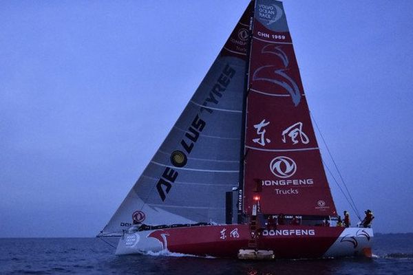 Le monocoque chinois Dongfeng à l'arrivée de la 8e étape de la Volvo Ocean Race à Lorient