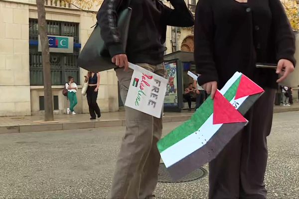 A Poitiers, 80 personnes se sont rassemblées sur la place de l'Hôtel de Ville pour manifester leur soutien à la population palestinienne.