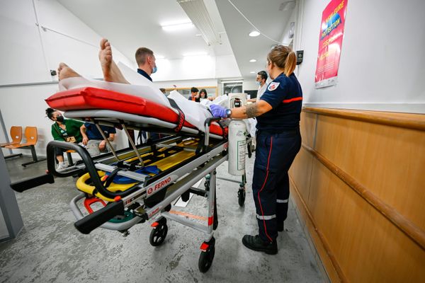 La victime, âgée de 73 ans, a été hospitalisée dans un état qualifié d'urgence absolue par les sapeurs-pompiers.