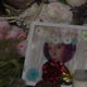 Avant de commencer les recherches, les proches de Delphine Jubillar se sont retrouvés à 18 heures devant son domicile, où sont disposés des photos de la jeune femme, des fleurs et des panneaux de soutien.