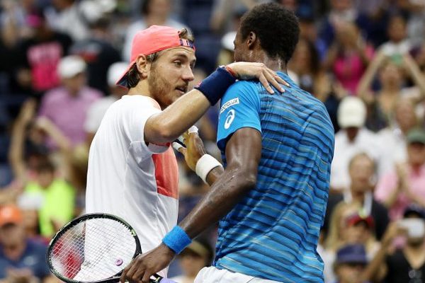 Lucas Pouille félicité Gaël Monfils. 