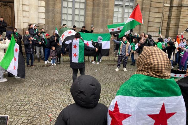 Près de 200 personnes ont crié leur joie sur la place de l'hôtel de ville de Rennes après la chute du dictateur syrien, annoncée ce 8 décembre 2024.