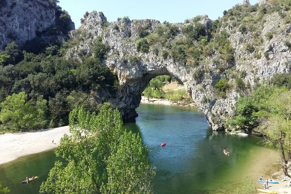 La rivière Ardèche près du Pont d'Arc en avril 2018