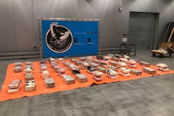 Photo de la saisie des 529 kilos de cocaïne dans le port de Rotterdam, par la douane néerlandaise.