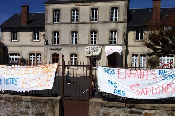 30 élèves en classe de maternelle, c'est trop pour les parents d'élèves qui occupent l'école de Naillat