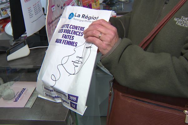 Un sac de pharmacie portant des numéros d'urgence est disponible dans toutes les pharmacies d'Auvergne-Rhône-Alpes.