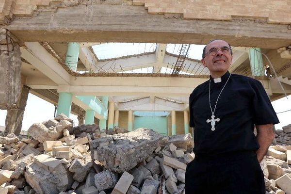 L'archevêque Philippe Barbarin au milieu des ruines d'une église à l'est de Mossoul en Irak en juillet 2017. Le prélat saluait le retour des chrétiens exilés d'Irak après deux ans sous l'Etat Islamique.