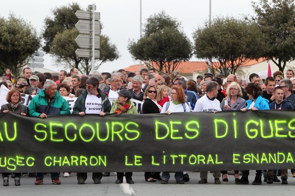 Manifestation le 8 mai 2013 pour réclamer la construction de la digue Nord de Charron