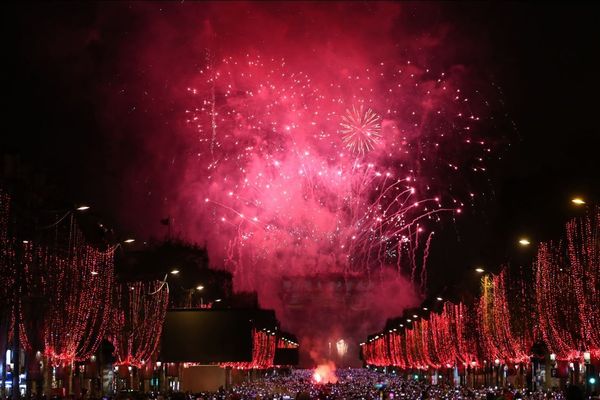 250.000 touristes et Parisiens ont assisté aux feux d'artifice sur les Champs-Elysées, pour le passage à 2019.