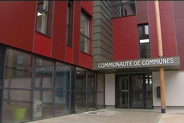 Ce beau bâtiment rouge abrite la Communauté de Communes du pays de Montfaucon en Haute-Loire :  8 communes rurales et 8000 habitants, à qui l'Etat réclame la coquette somme de 91 000 euros

