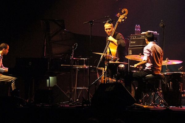 Avishai Cohen était accompagné sur scène de Nitai Hershkovits, au piano, et Afri Nehemya, à la batteire, deux très jeunes musiciens talentueux.