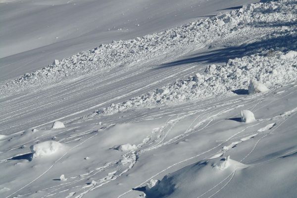 Dans les Pyrénées-Atlantiques, le manteau neigeux atteint déjà un mètre dès 1200 m d'altitude. Avec le redoux, "De très nombreuses avalanches de neige humide vont se produire dans la nuit de mercredi à jeudi", alerte Météo-France. 